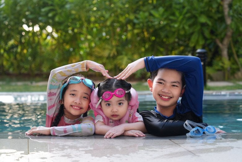 Lisa - Con gái út Khánh Thi và Phan Hiển gây ấn tượng tại lễ bế giảng
