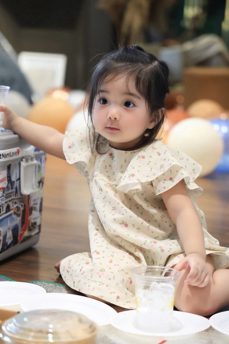 Lisa - Con gái út Khánh Thi và Phan Hiển gây ấn tượng tại lễ bế giảng