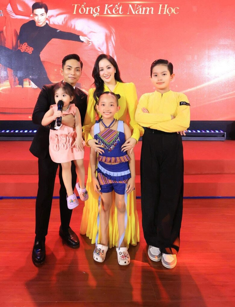Lisa - Con gái út Khánh Thi và Phan Hiển gây ấn tượng tại lễ bế giảng
