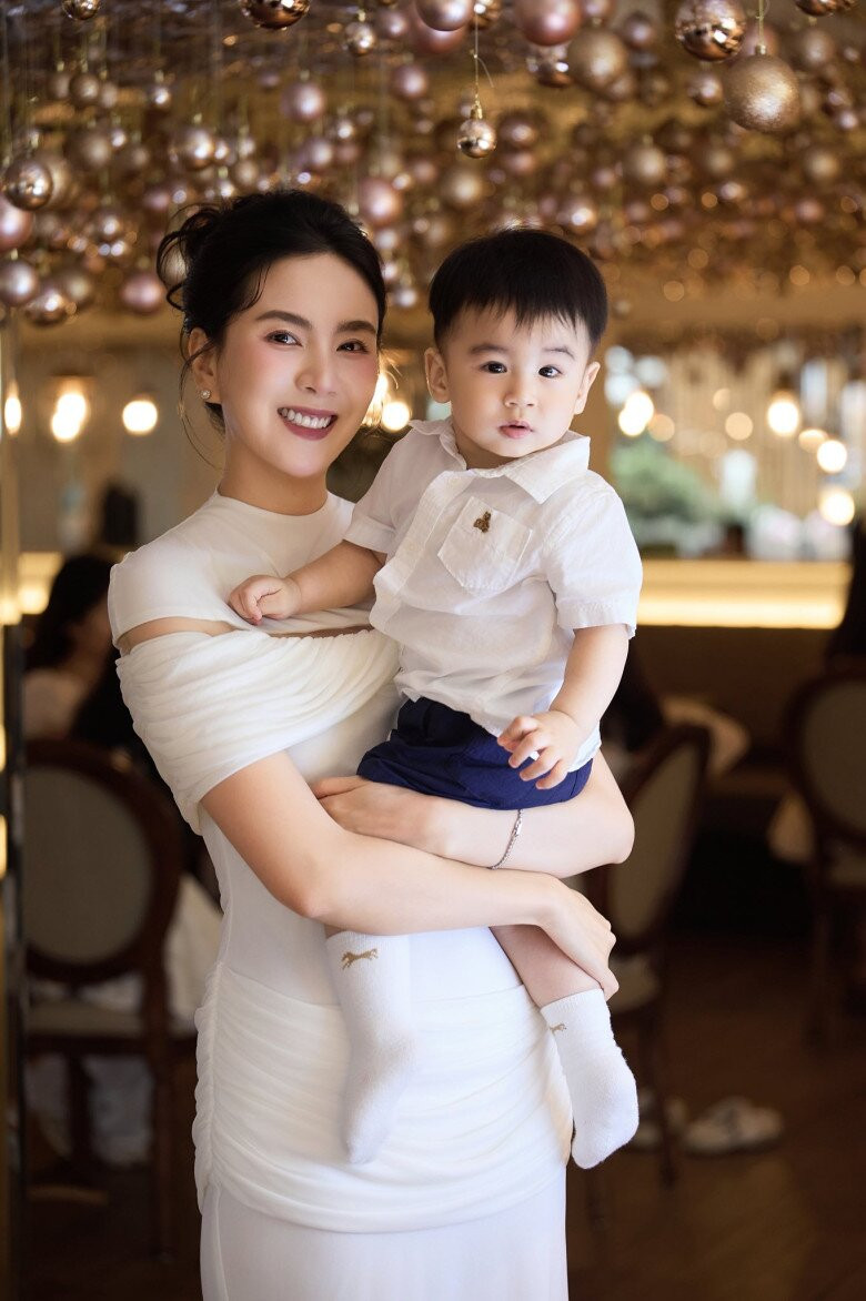 Cách sao Việt rèn kỷ luật màn hình cho con: Từ cấm tuyệt đối đến quy tắc 10 phút