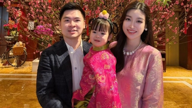 Con gái Hoa hậu Đỗ Mỹ Linh gây chú ý với khả năng luyện viết số cực đẹp