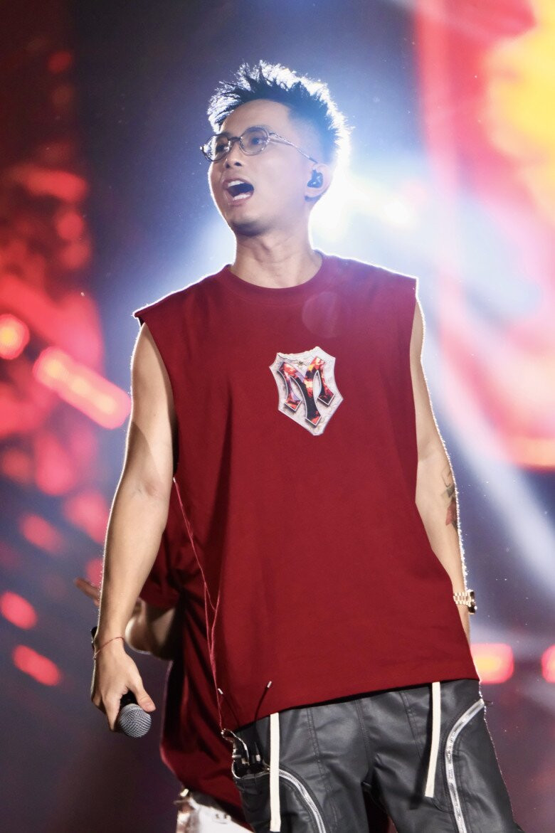 Rapper Rhymastic và bà xã Thanh Huyền đón con thứ hai: Bé Ma Bư chính thức lên chức anh trai
