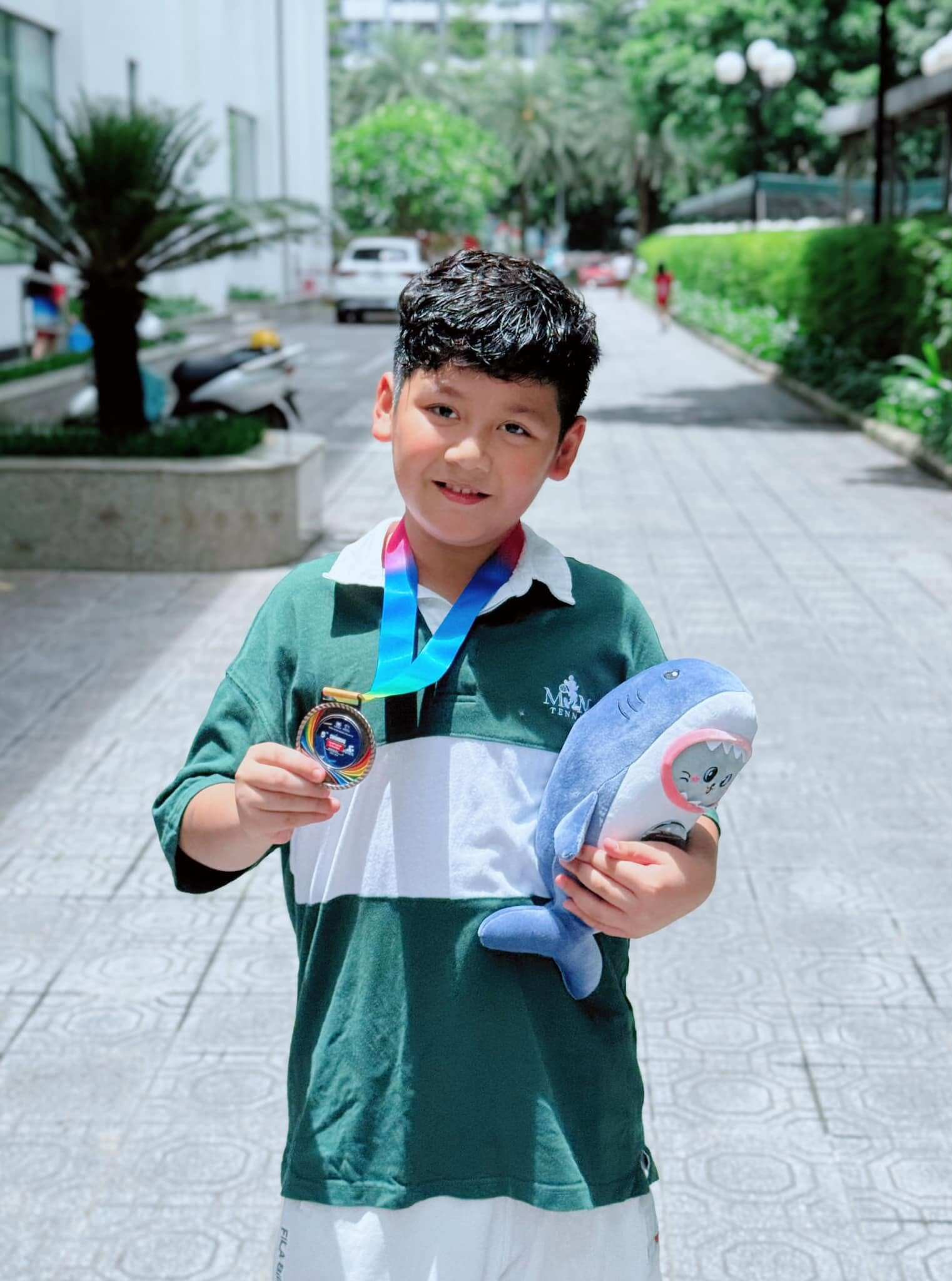 Con trai Mạnh Trường gây bất ngờ với vóc dáng phổng phao ở tuổi 10