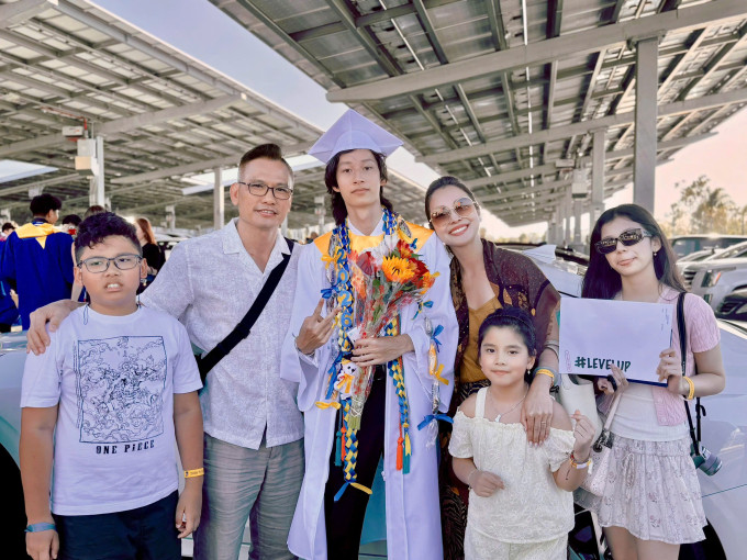 Jennifer Phạm và ca sĩ Quang Dũng cùng dự lễ tốt nghiệp của con trai tại Mỹ