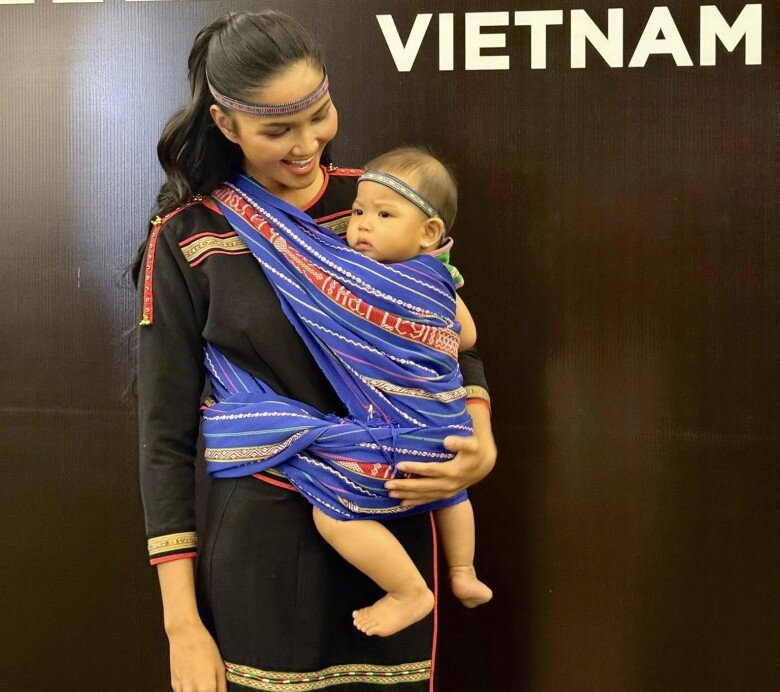 Hoa hậu H'Hen Niê đưa con gái 7 tháng tuổi đi công tác tại Thái Lan: Bé Harley gây chú ý bởi sự dạn dĩ