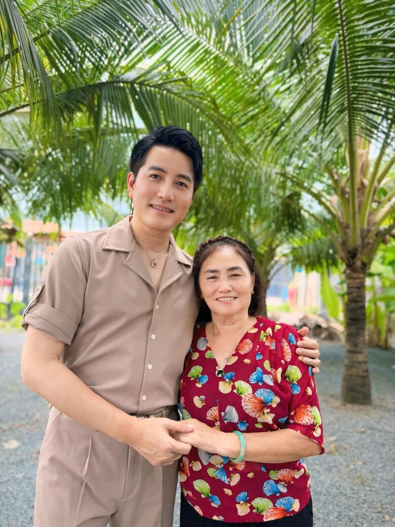 Nguyễn Phi Hùng và chuyện về người mẹ công nhân nuôi con thành tài