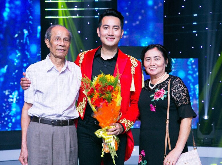 Nguyễn Phi Hùng và chuyện về người mẹ công nhân nuôi con thành tài