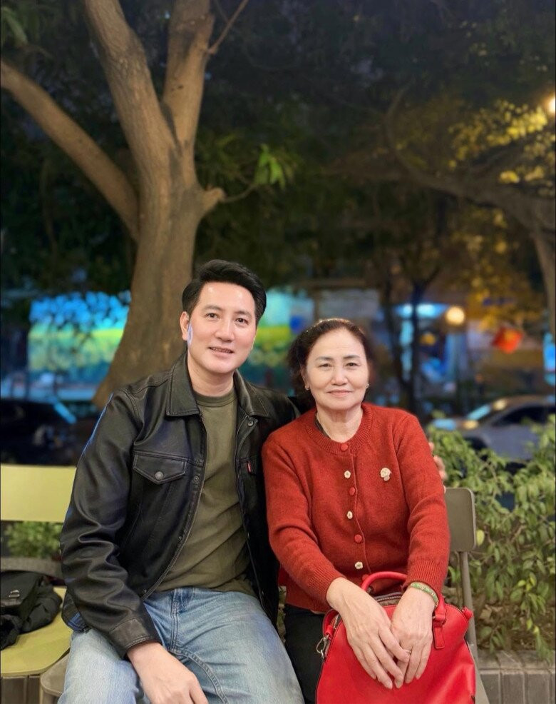 Nguyễn Phi Hùng và chuyện về người mẹ công nhân nuôi con thành tài