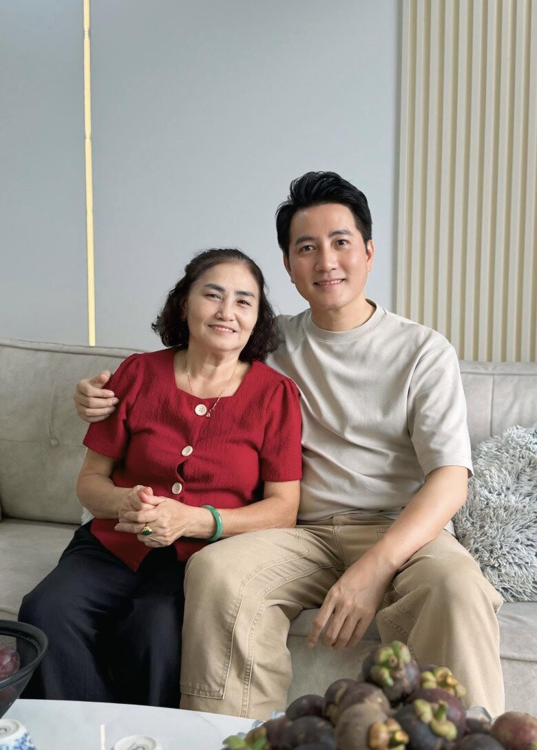 Nguyễn Phi Hùng và chuyện về người mẹ công nhân nuôi con thành tài