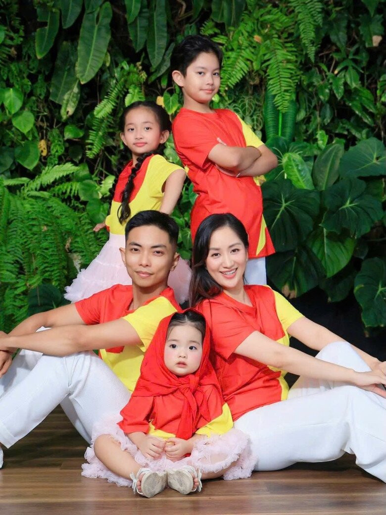 3 con nhà Khánh Thi - Phan Hiển lần đầu cùng biểu diễn trên sân khấu lớn