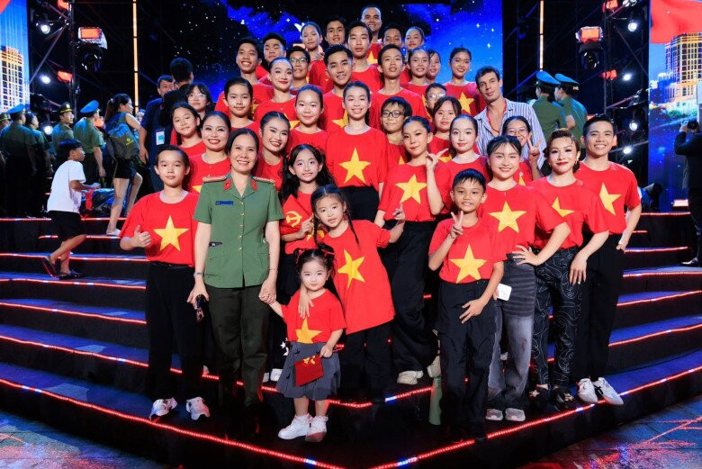 3 con nhà Khánh Thi - Phan Hiển lần đầu cùng biểu diễn trên sân khấu lớn
