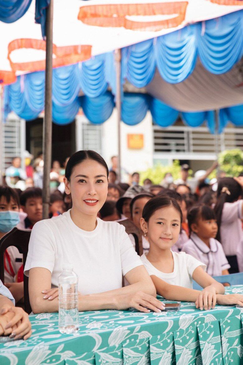 Con gái 11 tuổi của Hoa hậu Hà Kiều Anh gây ấn tượng khi diễn dàn nhạc giao hưởng