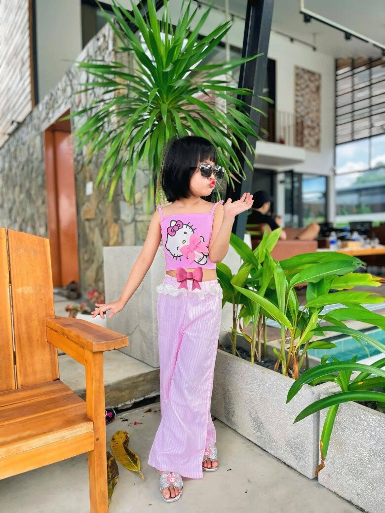 Nhã Phương - Trường Giang dã ngoại ở nhà vườn nghìn m2, Thanh Hằng mua xe 5 tỷ đồng