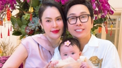 Hoa hậu Phương Lê tập cho con gái nếm thức ăn và hành trình làm mẹ đầy tâm huyết