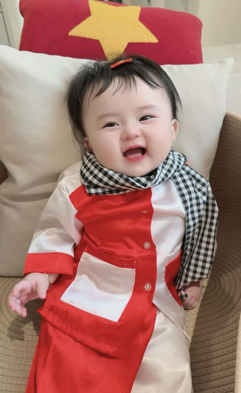 Hoa hậu Phương Lê tập cho con gái nếm thức ăn và hành trình làm mẹ đầy tâm huyết