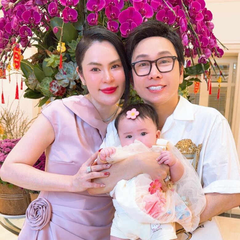 Hoa hậu Phương Lê tập cho con gái nếm thức ăn và hành trình làm mẹ đầy tâm huyết