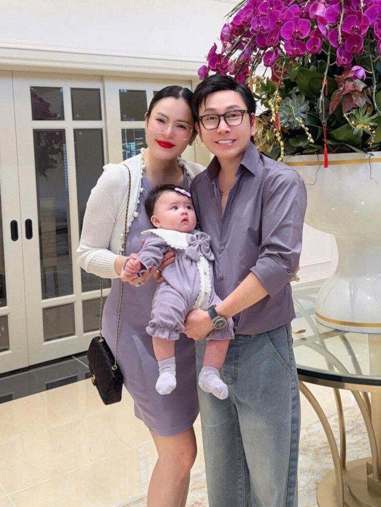 Hoa hậu Phương Lê tập cho con gái nếm thức ăn và hành trình làm mẹ đầy tâm huyết