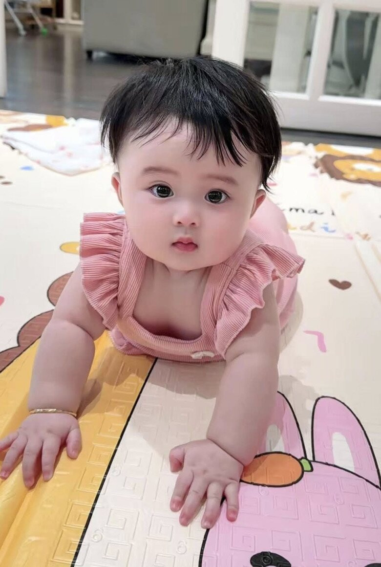 Hoa hậu Phương Lê tập cho con gái nếm thức ăn và hành trình làm mẹ đầy tâm huyết
