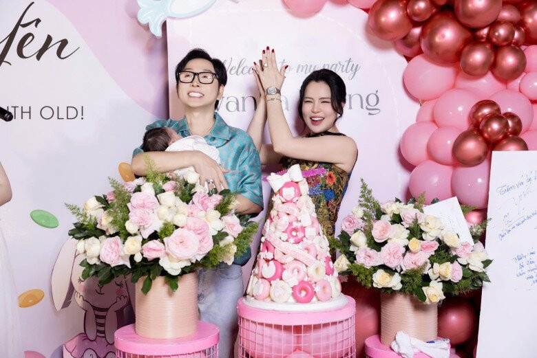 Hoa hậu Phương Lê tập cho con gái nếm thức ăn và hành trình làm mẹ đầy tâm huyết