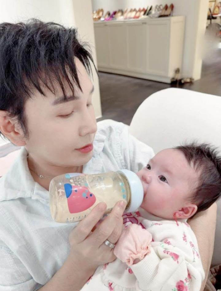 Hoa hậu Phương Lê tập cho con gái nếm thức ăn và hành trình làm mẹ đầy tâm huyết
