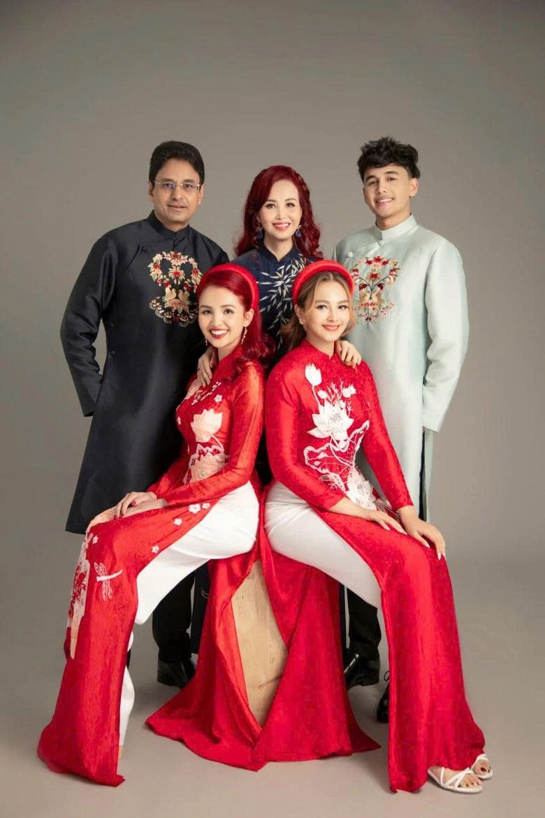 Con sao Việt học vấn khủng: Ái nữ Hoa hậu Diệu Hoa và quý tử diva Mỹ Linh tốt nghiệp Thạc sĩ