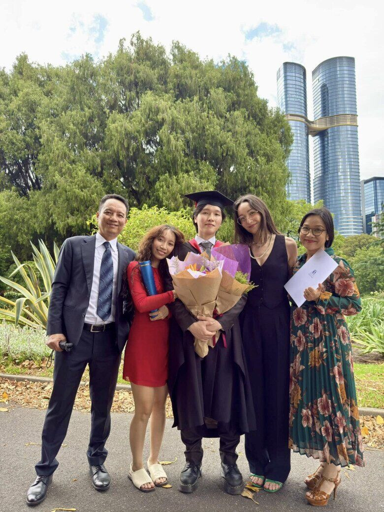 Con sao Việt học vấn khủng: Ái nữ Hoa hậu Diệu Hoa và quý tử diva Mỹ Linh tốt nghiệp Thạc sĩ