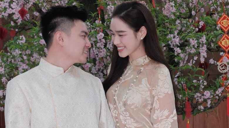 Sao Việt 24h: H'Hen Niê địu con kiểu Ê Đê, con trai Nguyễn Văn Chung cao lớn phổng phao