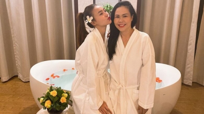 Ninh Dương Lan Ngọc báo hiếu mẹ biệt thự 2 mặt tiền: Chân dung người phụ nữ bản lĩnh đứng sau 'ngọc nữ'