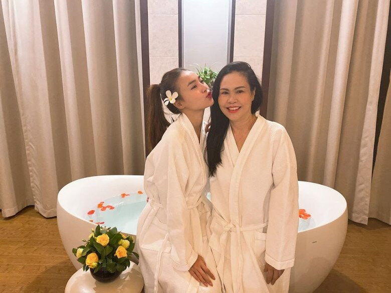 Ninh Dương Lan Ngọc báo hiếu mẹ biệt thự 2 mặt tiền: Chân dung người phụ nữ bản lĩnh đứng sau 'ngọc nữ'