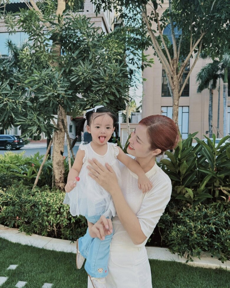 Sao Việt 24h: Cha mẹ Hồ Ngọc Hà gây chú ý, con gái H'Hen Niê bộc lộ tính cách giống mẹ