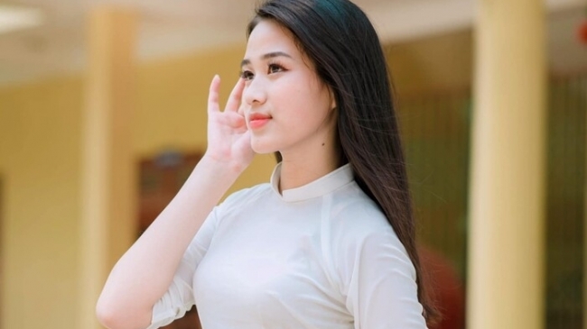 Đỗ Thị Hà khoe ảnh diện áo dài trắng nữ sinh năm 18 tuổi: 'Không đỗ đại học chắc đã ở quê lấy chồng'