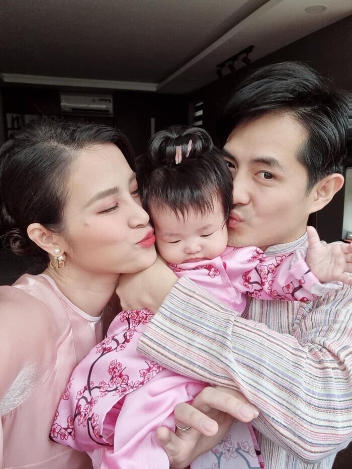 Dù đã 'về một nhà' và có bé Winnie nhưng Đông Nhi vẫn ngại ngùng bấn loạn khi Ông Cao Thắng làm điều này Dù đã 'về một nhà' và có bé Winnie nhưng Đông Nhi vẫn ngại ngùng bấn loạn khi Ông Cao Thắng làm điều này