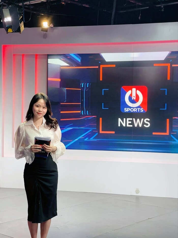 Huỳnh Anh trở thành BTV thể thao, fan réo tên Quang Hải