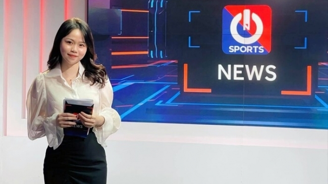 Huỳnh Anh trở thành BTV thể thao, fan réo tên Quang Hải
