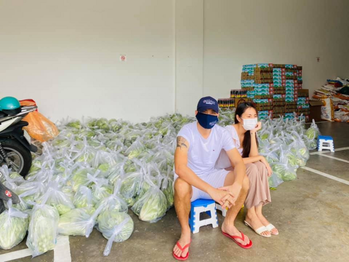 Công Vinh - Thủy Tiên bán rau 1 tỷ 1 bó, mùa dịch giảm giá 'sốc'