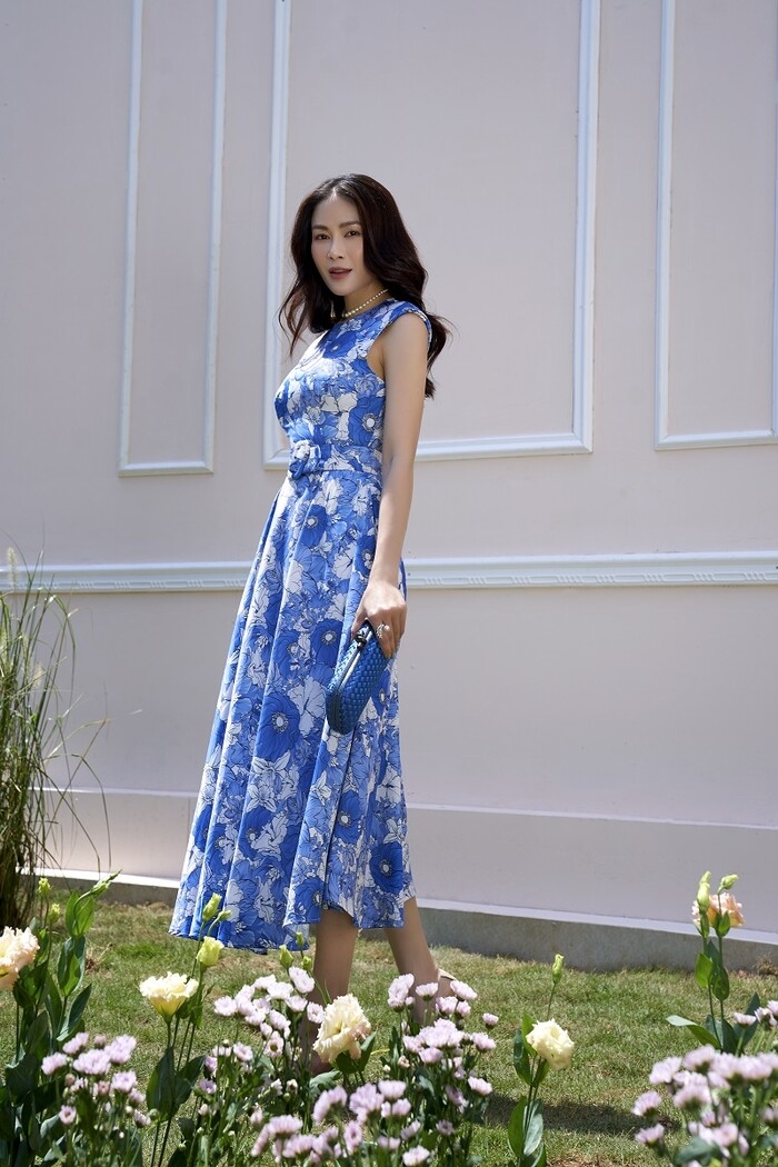 Những gợi ý diện đồ công sở ngày hè rực sắc màu mà không kém phần thanh lịch