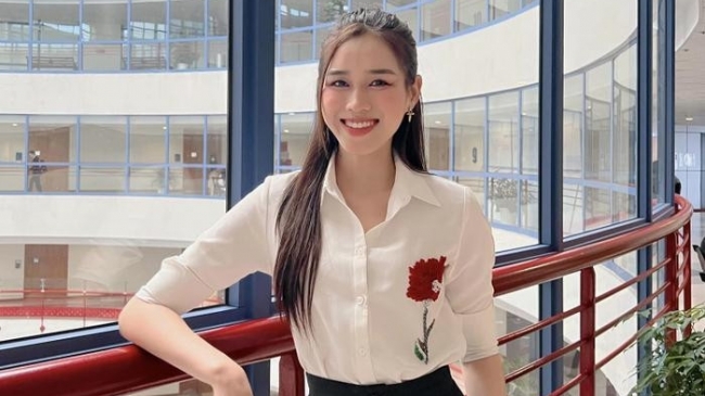 Hoa hậu Đỗ Thị Hà để lộ biểu cảm buồn bã, nói về tình trạng sức khỏe bất ổn