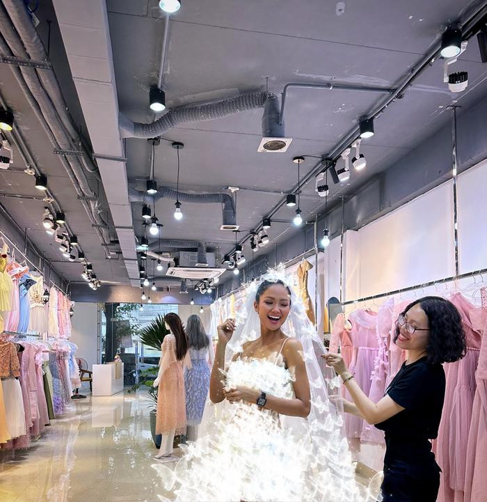 Rộ ảnh Hoa hậu H"Hen Niê thử váy cưới, ngày lên xe hoa không còn xa?