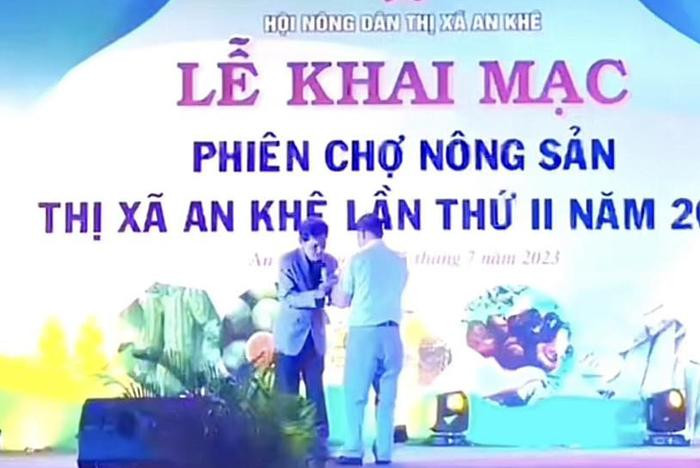 Sau ồn ào, nghệ sĩ Thương Tín tiếp tục được tặng hoa tiền, thái độ gây chú ý