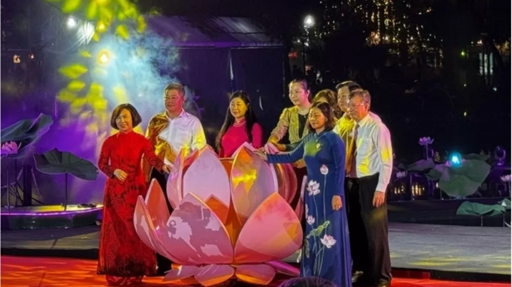 Lễ hội Sen Hà Nội 2024 trưng bày tranh sen "Liên hoa tịnh cảnh"