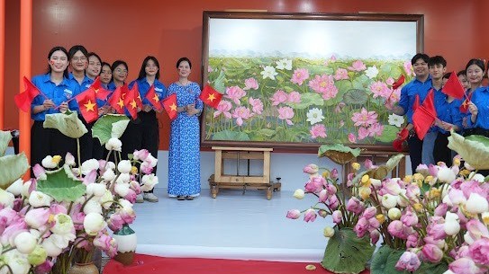 Lễ hội Sen Hà Nội 2024 trưng bày tranh sen "Liên hoa tịnh cảnh"