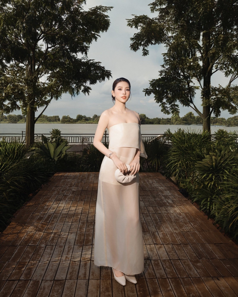 Hoa hậu Tiểu Vy đẹp xuất thần với phong cách thời trang tối giản Hoa hậu Tiểu Vy đẹp xuất thần với phong cách thời trang tối giản