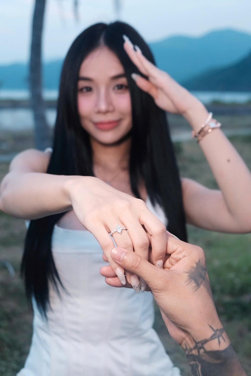 Vợ cũ Hoài Lâm 'nhá hàng' ảnh cưới, hé lộ ngày cả hai chính thức về chung nhà