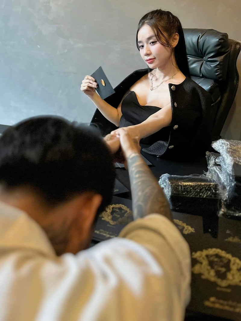 Vợ cũ Hoài Lâm 'nhá hàng' ảnh cưới, hé lộ ngày cả hai chính thức về chung nhà