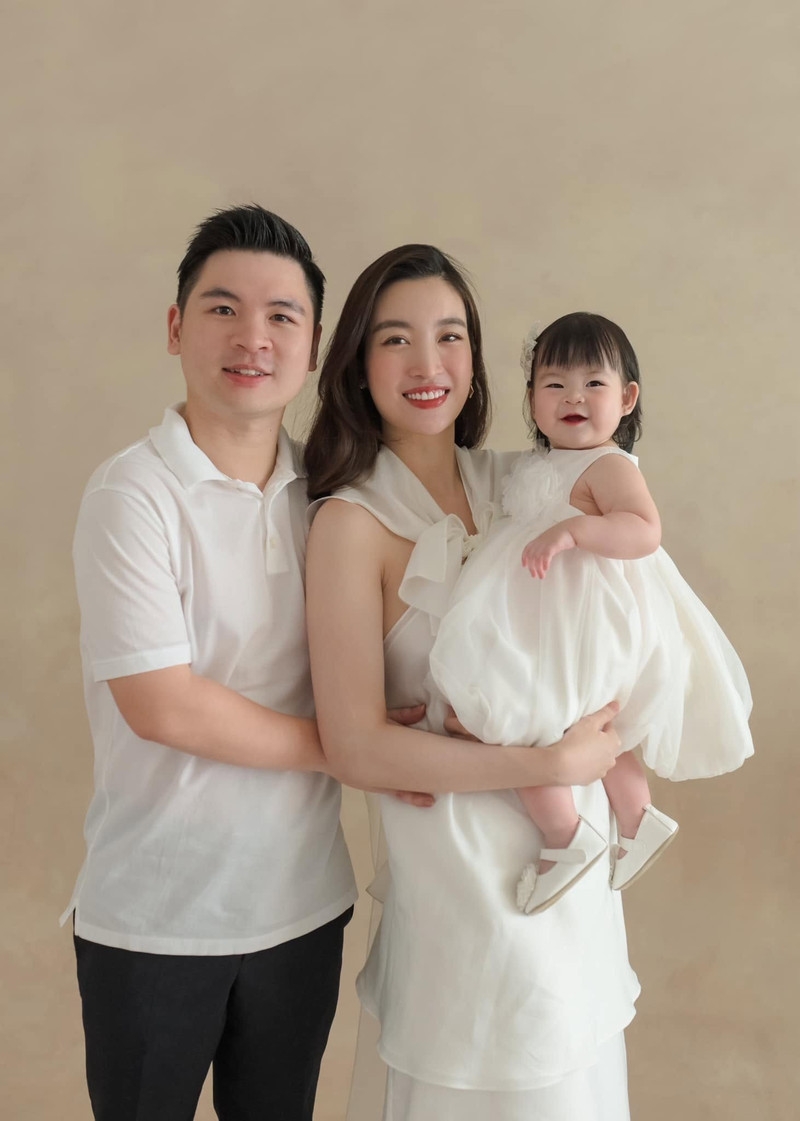 Đỗ Mỹ Linh khoe ảnh con gái, biểu cảm của nhóc tỳ gây sốt mạng xã hội