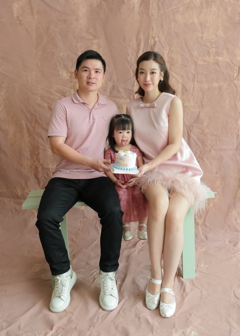 Đỗ Mỹ Linh khoe ảnh con gái, biểu cảm của nhóc tỳ gây sốt mạng xã hội