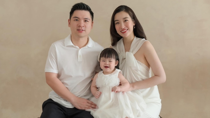 Đỗ Mỹ Linh khoe ảnh con gái, biểu cảm của nhóc tỳ gây sốt mạng xã hội