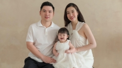 Đỗ Mỹ Linh khoe ảnh con gái, biểu cảm của nhóc tỳ gây sốt mạng xã hội