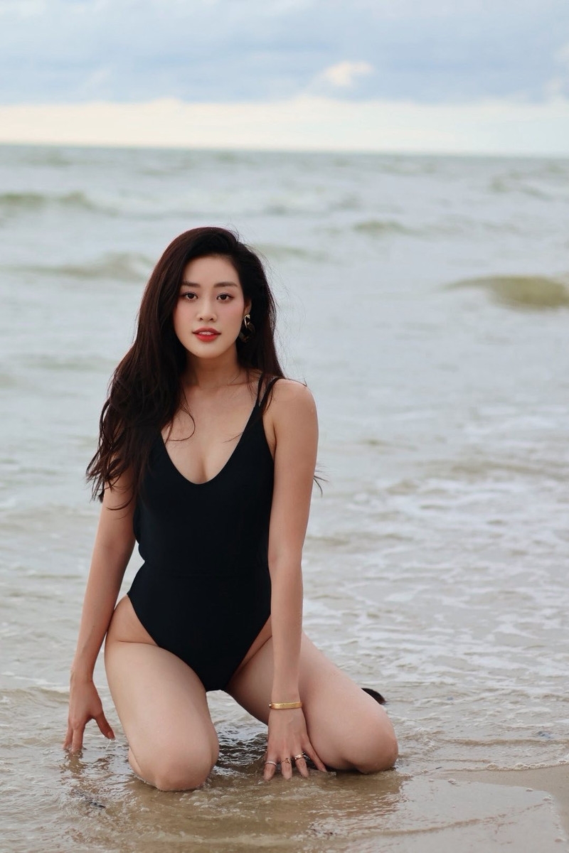 Siêu mẫu Thanh Hằng, Hoa hậu Khánh Vân cùng dàn người đẹp đọ dáng bikini cực 'cháy'
