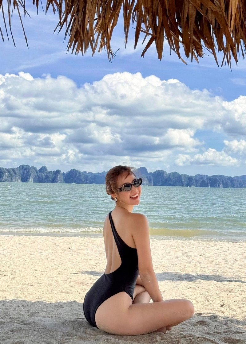 Huyền Lizzie diện bikini khoe vóc dáng nóng bỏng ở tuổi U40